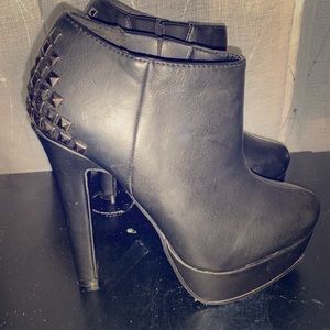 Black bootie heals brand new never worn no tags